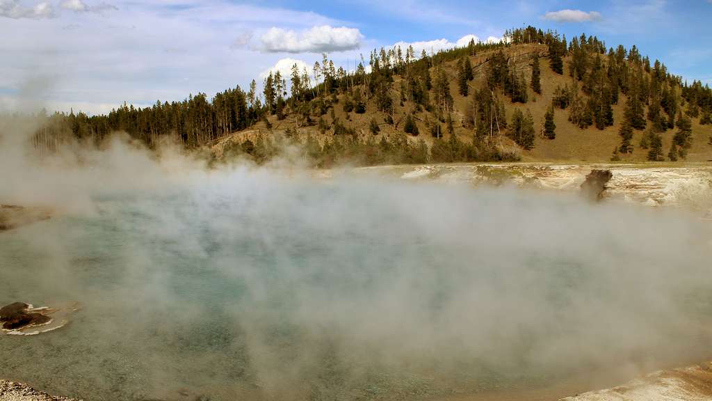 L’Excelsior Geyser et son eau à 93 °C, au parc de Yellowstone L’Excelsior Geyser et son eau à 93 °C, au parc de Yellowstone