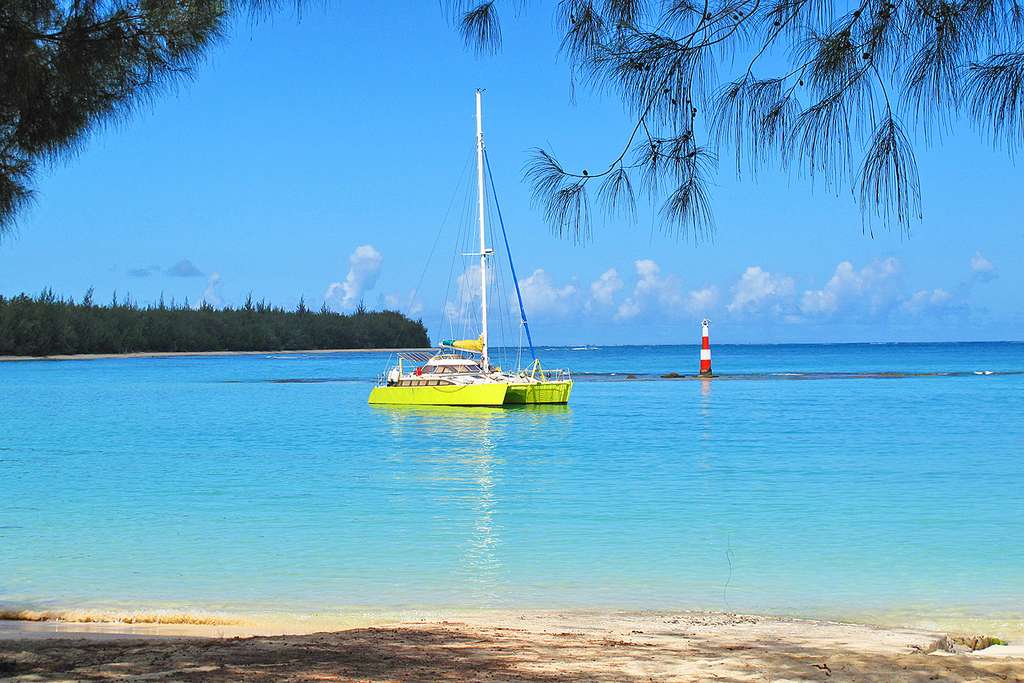 Le Banana Split au mouillage dans la baie du Gouverneur, à Tubuai Le Banana Split au mouillage dans la baie du Gouverneur, à Tubuai