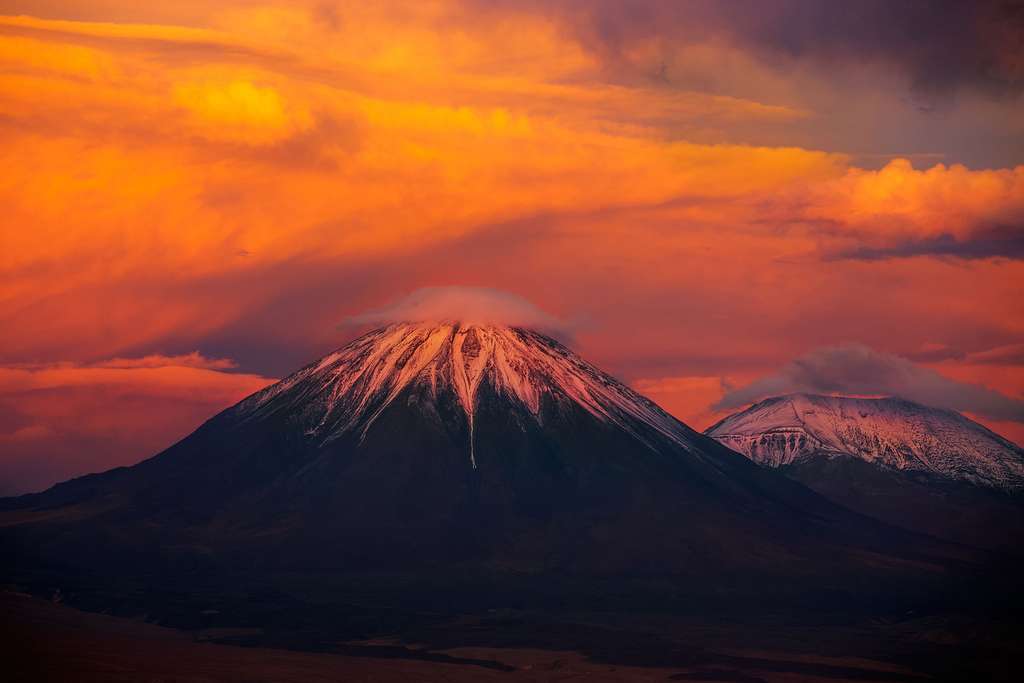 Le Licancabur sous son petit nuage Le Licancabur sous son petit nuage
