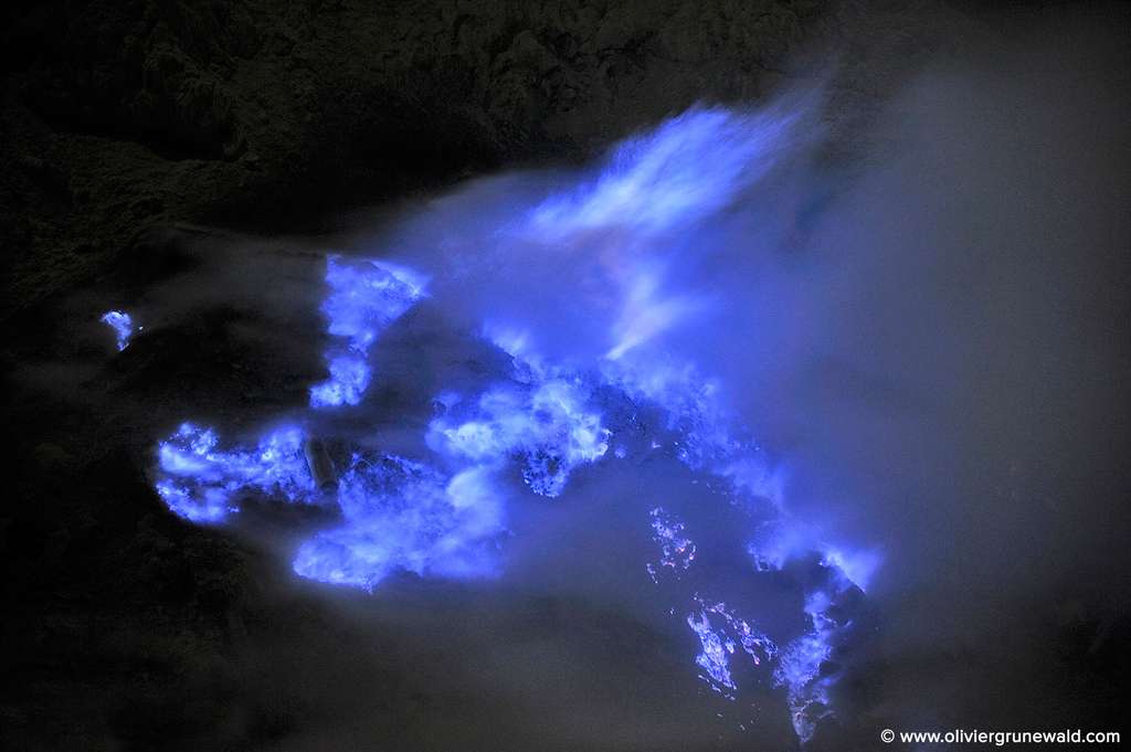 Le fluide bleu que l'on observe dans la vidéo provient de la combustion du soufre liquide, et plus particulièrement de celle du disulfure. © Olivier Grunewald, tous droits réservés