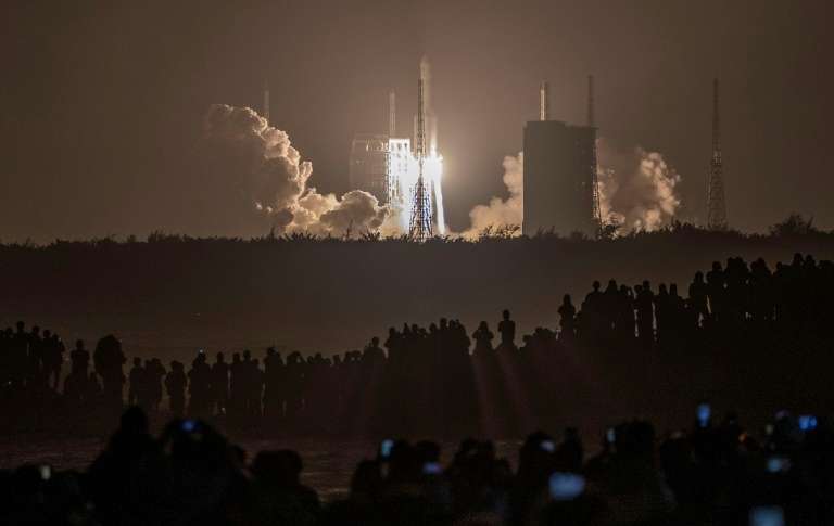 Décollage de la fusée Long March 5, transportant le module lunaire Chang'e-5, du centre spatial de Wenchang, dans le sud de la Chine, le 24 novembre 2020. © STR, AFP