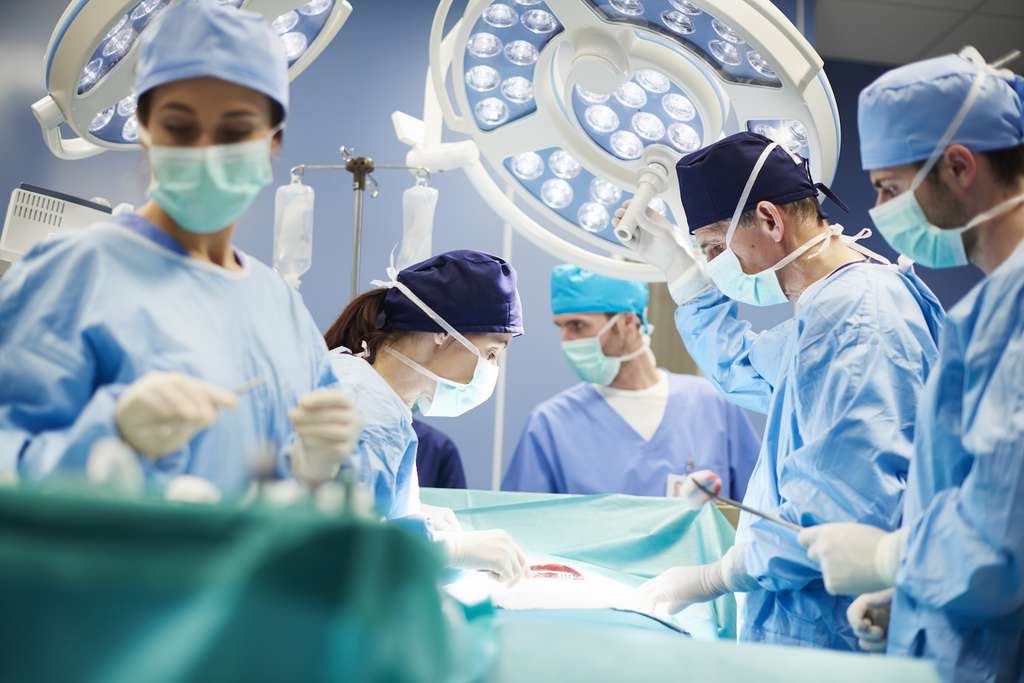 Les chirurgiens laisseraient plus facilement la main à leur subalterne lorsqu’ils sont pressés de rentrer chez eux. © gpointstudio, Adobe Stock
