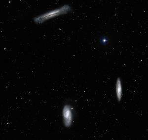 M 66 est la galaxie la plus imposante (en bas à gauche) du trio du Lion. Crédit Nasa/Esa/Hubble Heritage