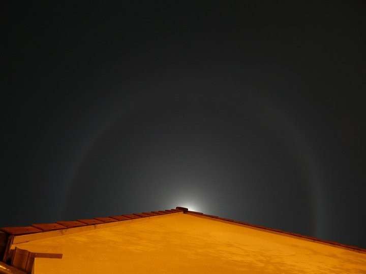 Un halo lunaire provoqué par la réflexion des rayons de la Lune Un halo lunaire provoqué par la réflexion des rayons de la Lune