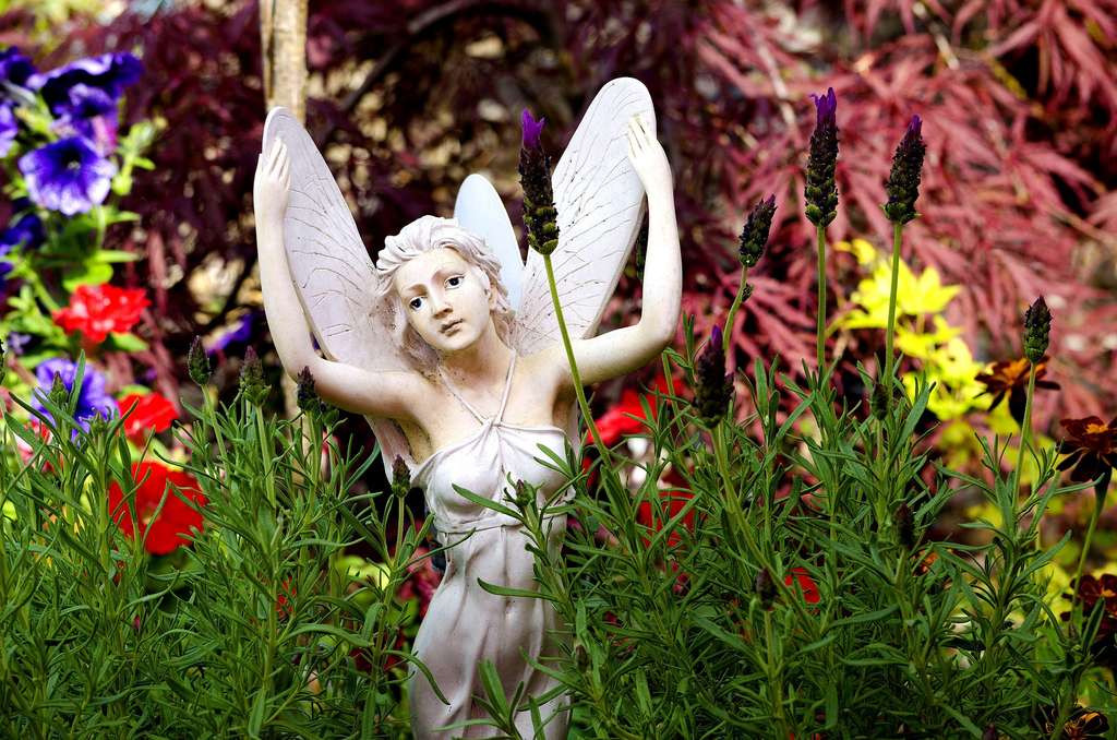 La fée clochette dans son « fairy garden ». © MillyMoll, Pixabay, CC0 Creative Commons