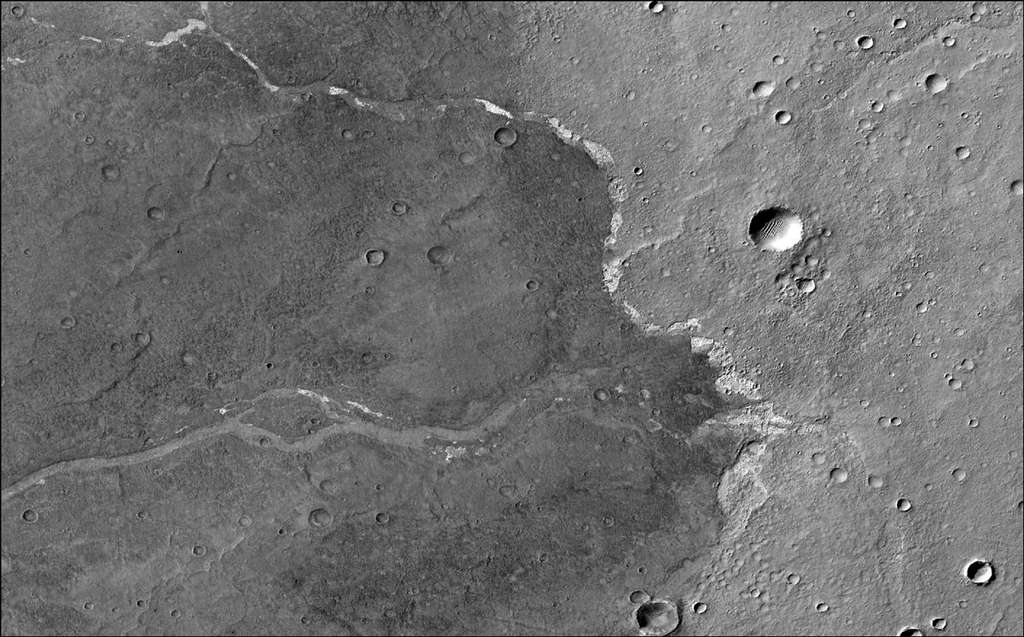 Mars Reconnaissance Orbiter de la Nasa a utilisé sa caméra contextuelle pour capturer cette image de Bosporos Planum, une étendue plane élevée (planum) située dans l'hémisphère sud de la planète Mars. Les taches blanches sont des dépôts de sel trouvés dans un canal. Le plus grand cratère d'impact visible mesure près de 1,5 kilomètre de diamètre. © Nasa, JPL-Caltech, MSSS