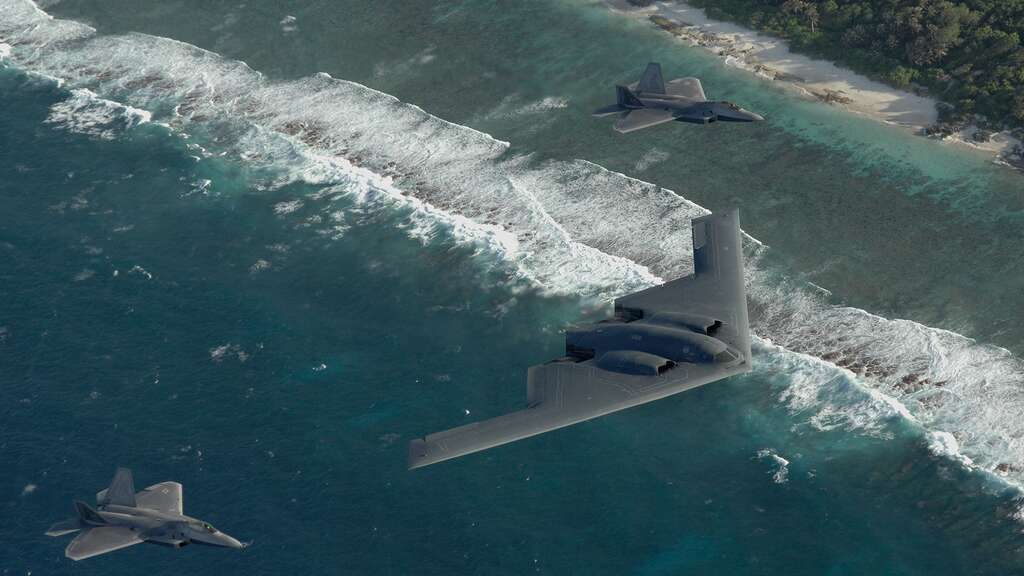 Deux F-22 Raptors et un bombardier B-2 Spirit Deux F-22 Raptors et un bombardier B-2 Spirit