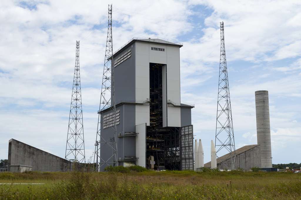 Le portique mobile d'ELA-4 utilisé pour abriter la préparation finale du lanceur. Cette structure métallique de plus de 8.000 tonnes est haute de 89 mètres. © S. Corvaja, ESA