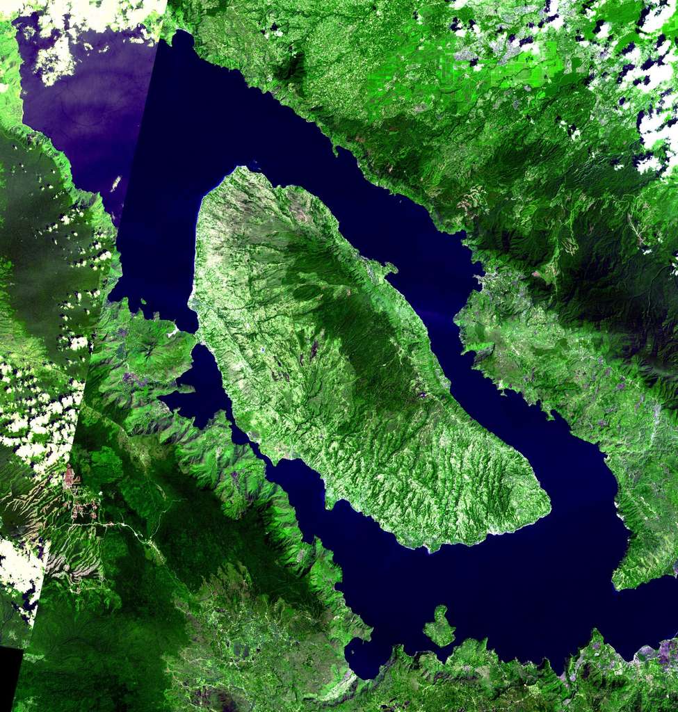Une vue du lac Toba, laissé par la formation d'une caldera lors de l'éruption d'un supervolcan en Indonésie il y a environ 73.000 ans. © Nasa, GSFC, METI, ERSDAC, JAROS, U.S./Japan Aster Science Team