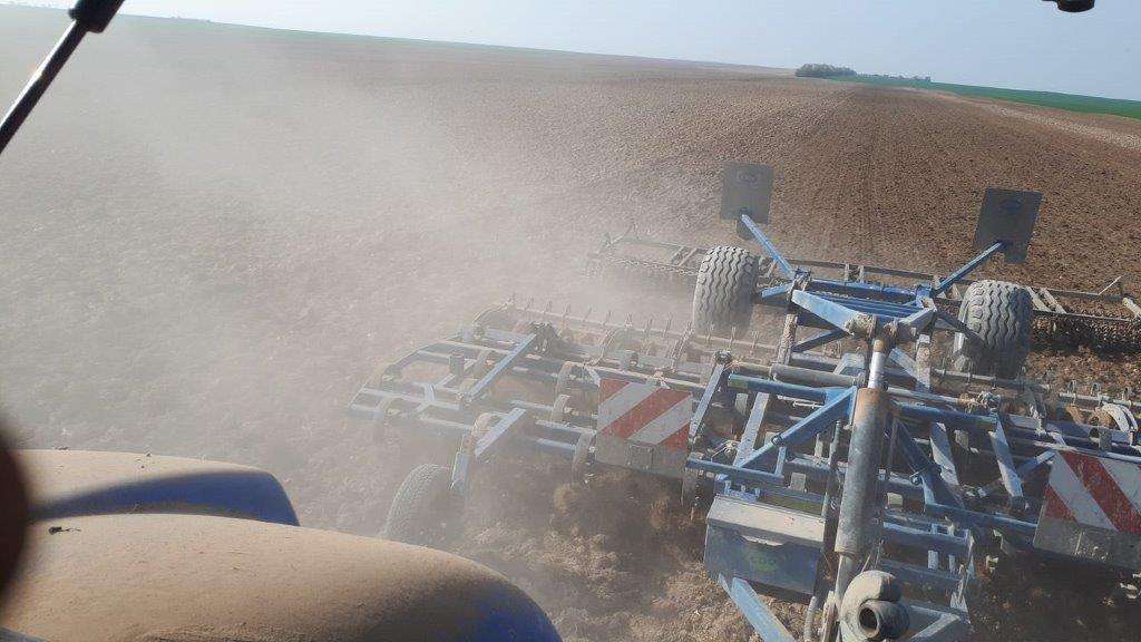 Le vibroculteur est attelé au tracteur. © Frédéric Choiselat