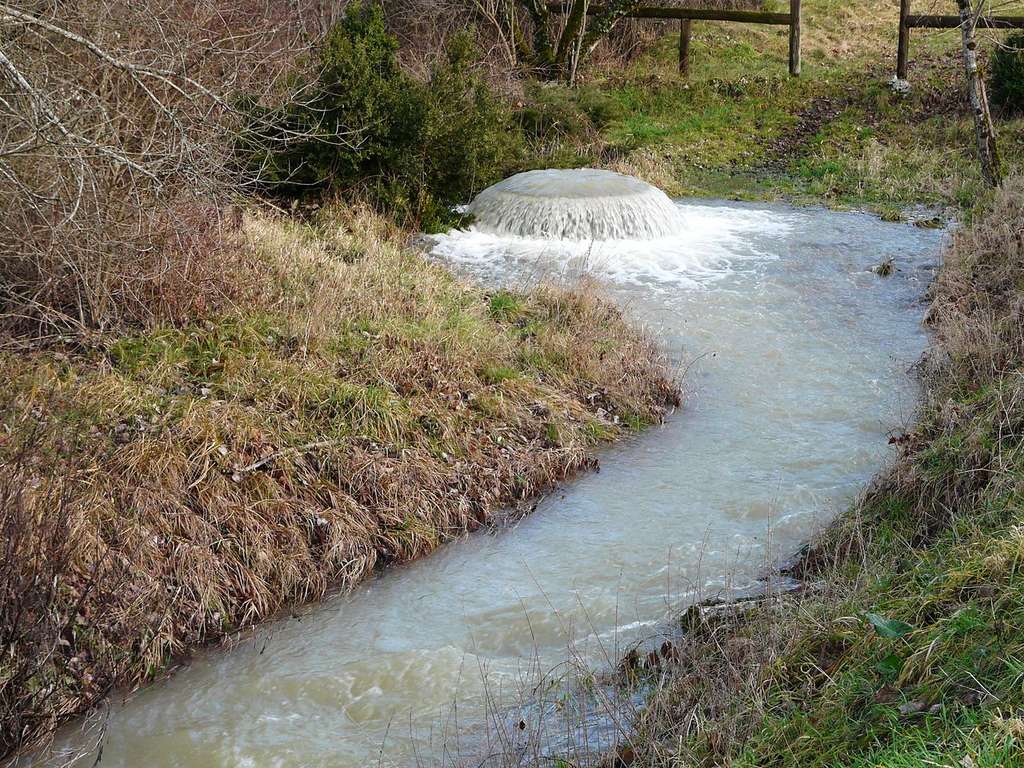 Puits artésien : puits de Bontemps en Dordogne après de fortes pluies. © Père Igor, Wikimedia Commons, CC by-sa 3.0
