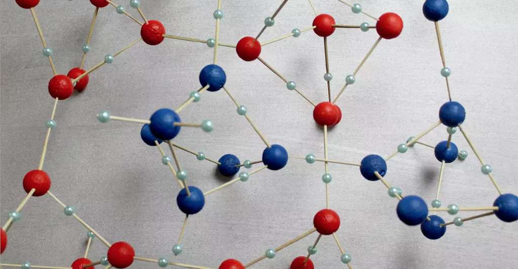 Ici, un modèle de glace VI, à la base de la nouvelle forme de glace découverte par les chercheurs de l’université d’Innsbruck (Autriche), la glace XIX. En rouge et en bleu, les atomes d’oxygène et en bleu clair, les atomes d’hydrogène. © Université d’Innsbruck