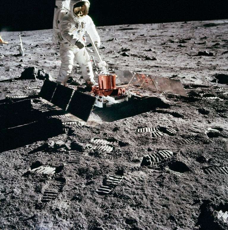 Le premier sismomètre PSE déposé par Apollo 11 sur la Lune. © Nasa