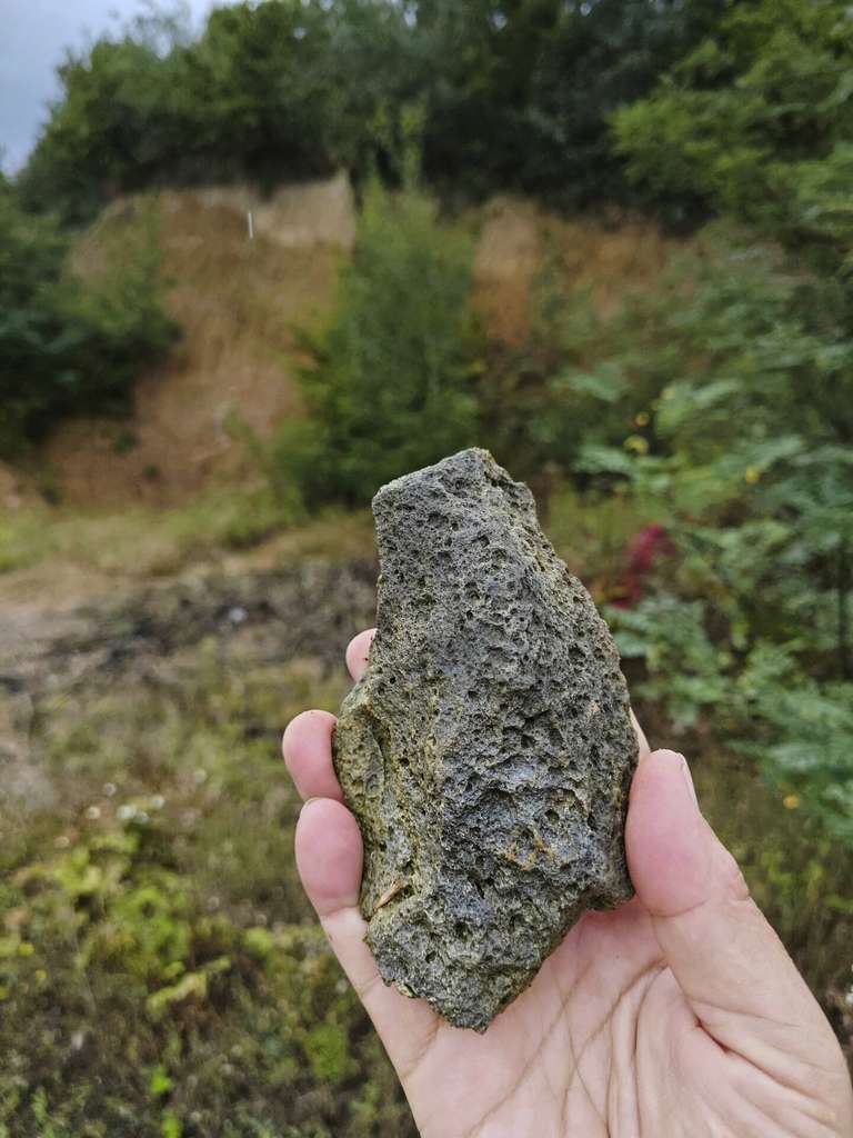 Pierre taillée trouvée sur le site de Korolevo, en Ukraine. © Roman Garba via AP