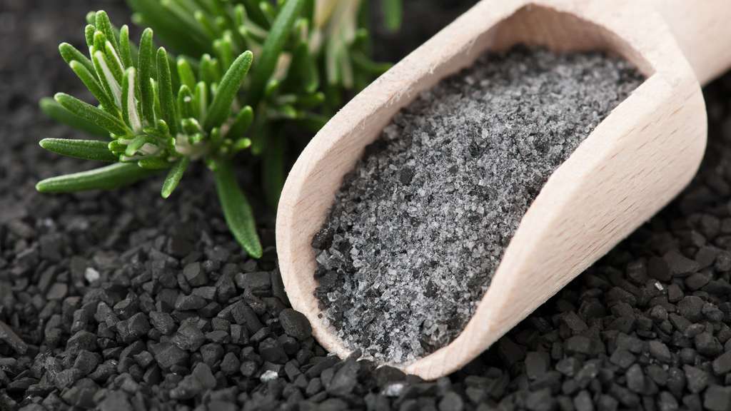De la roche volcanique pour un sel noir De la roche volcanique pour un sel noir