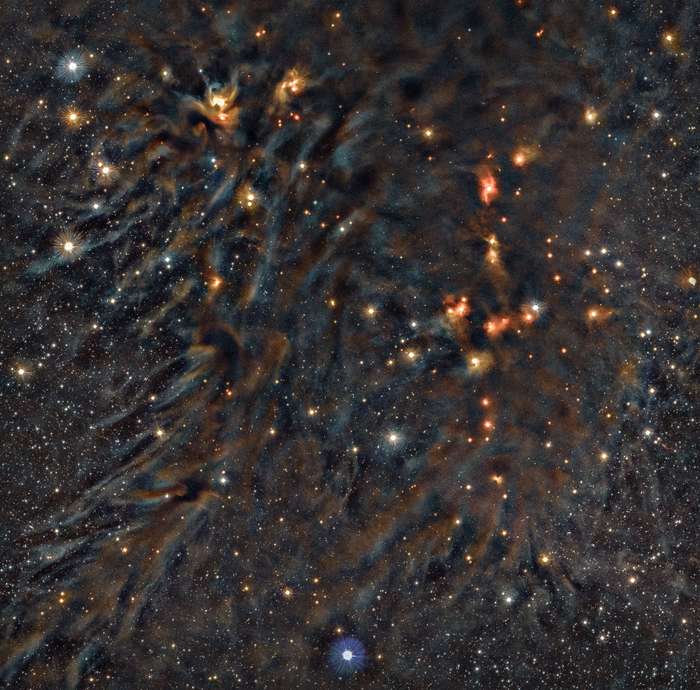 Une image composite en fausses couleurs prise dans le proche infrarouge du nuage L1688 dans le complexe de formation d'étoiles d’Ophiuchus où le bleu, le vert et le rouge correspondent à des observations dans trois bandes de longueurs d’onde. © João Alves, ESO Visions