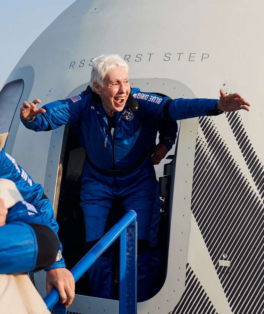 Wally Funk sort de la capsule spatiale après son vol dans l'espace le 20 juillet. © Blue Origin