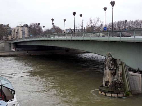  À gauche, la célèbre statue du zouave du pont de l’Alma à Paris : lorsqu’il a les pieds dans l’eau (côte supérieure à 3,5 m), la Seine est en crue et les voies sur berges sont fermées. Lors de la crue de 1910, l’eau est arrivée à ses épaules ! À droite, sur le bâtiment situé à l’entrée du parc de Saint-Cloud est rivée une plaque indiquant le niveau atteint par la Seine en crue le 28 janvier 1910. © J.-M. Bardintzeff