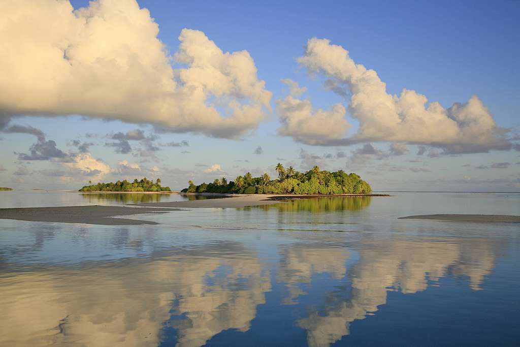 Calme plat sur le lagon, aux Tuamotu Calme plat sur le lagon, aux Tuamotu