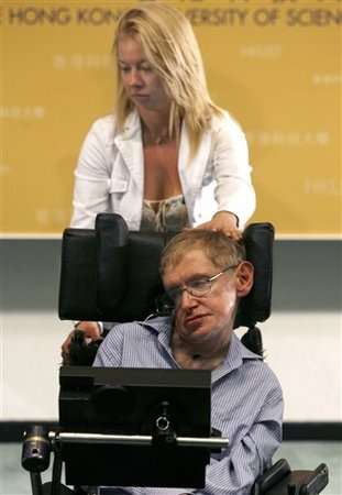 Stephen Hawking en visite à la Hong Kong University of Science and Technology (Crédit : Vincent Yu/AP). 