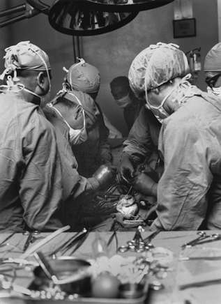 Une des premières transplantations cardiaques, Canada, 1968. Crédits DR