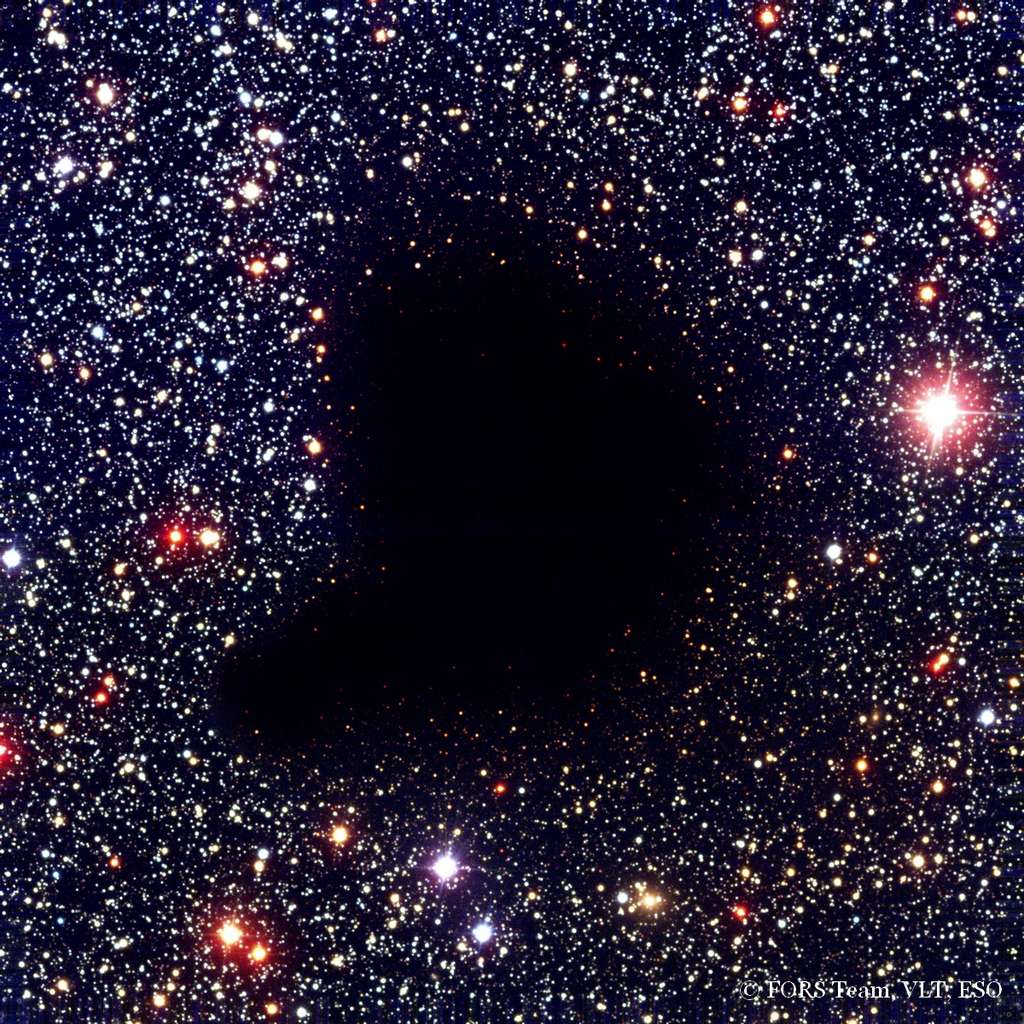 Cette masse sombre devant les étoiles est Barnard 68, un nuage moléculaire situé à environ 450 années-lumière. C’est à la fin du XIXe siècle que l’astronome américain E. E. Barnard le découvrit, alors qu’il photographiait la Voie lactée. Des nuages de ce genre sont également appelés globules de Bok, en hommage à l’astronome B. Bok qui les étudia dans les années 1940. Le globule Barnard 68 mesure environ 12.500 unités astronomiques et sa température avoisine les -260 °C. © Jean-baptiste Feldmann, ESO