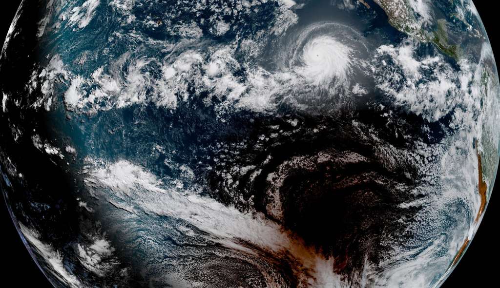 Vue de l’espace : le cyclone Barbara jette son ombre à sa façon sur l’océan, en parallèle de celle de la Lune. © NOAA
