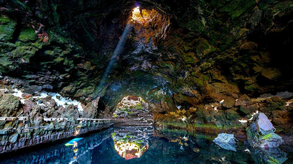 Les Jameos del Agua, les grottes de l'île de Lanzarote, aux Canaries Les Jameos del Agua, les grottes de l'île de Lanzarote, aux Canaries