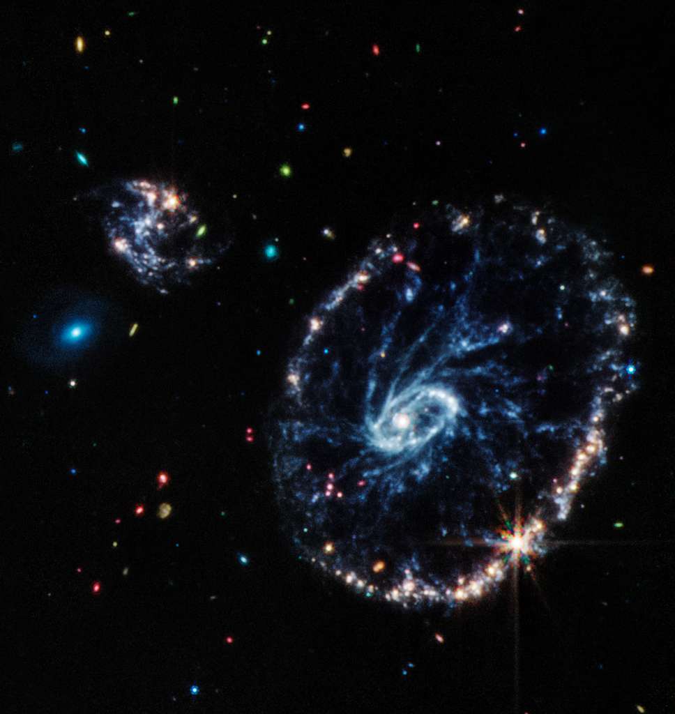 La galaxie de la Roue du Chariot imagée par l'instrument Miri révèle les rayons de la roue et la forte activité dans la couronne extérieure, constellée d'amas d'étoiles naissantes. © Nasa, ESA, CSA, STScI, Webb ERO Production Team