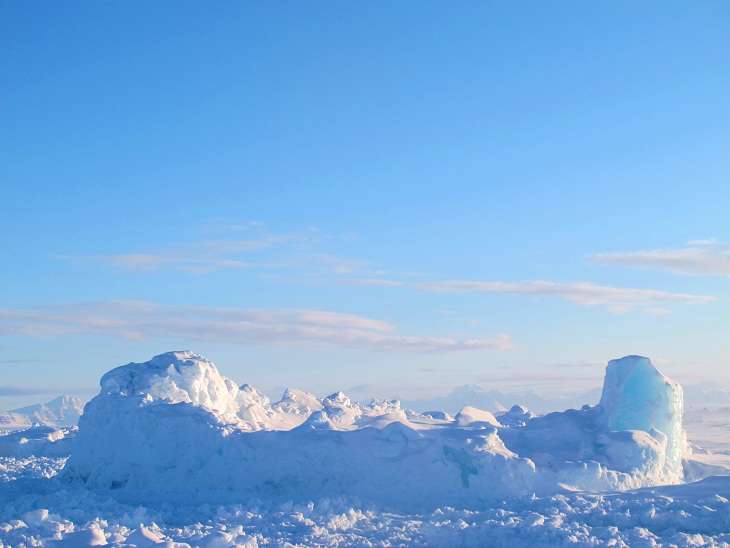 Petit Iceberg entouré de banquise. Petit Iceberg entouré de banquise.