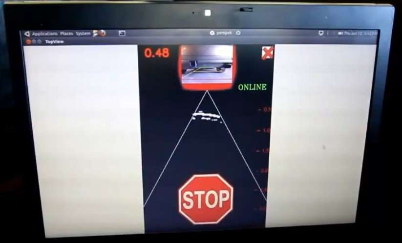 Sur l’écran, le conducteur dispose grâce au Kinect d’une vue arrière en incrustation avec des indicateurs de distance qui s’affichent pour l’aider à la manœuvre. © Gibson HU