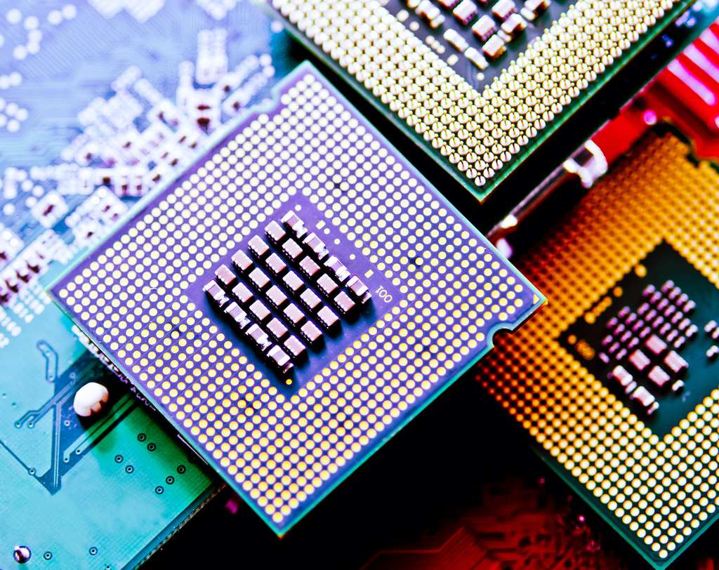 Quelle évolution pour les microprocesseurs ? Le premier microprocesseur commercialisé par Intel en 1971 comportait 2.300 transistors et une fréquence d’horloge de 108 kHz. Le processeur M1 d’Apple, sorti en 2020, possède 18 milliards de transistors et une fréquence d’horloge de 3,10 GHz. © Singkham, Adobe Stock