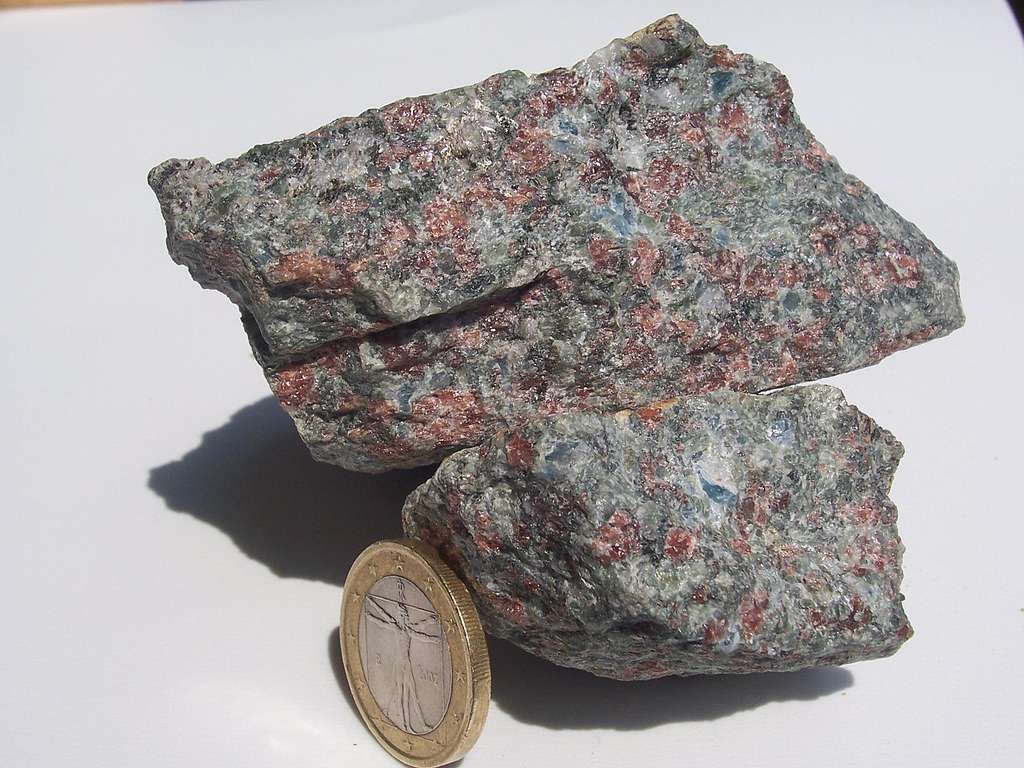 Un échantillon d’éclogite. Les grenats rouges sont bien visibles. © DP, Wikipédia