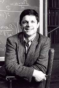 Andrew Strominger, né en 1955, est un physicien américain à qui on doit d'importants travaux sur la physique des trous noirs et sur la théorie des supercordes. Ses résultats les plus célèbres portent sur l'entropie des trous noirs en compagnie du physicien d'origine iranienne Cumrun Vafa. © Université Harvard Andrew Strominger, né en 1955, est un physicien américain à qui on doit d'importants travaux sur la physique des trous noirs et sur la théorie des supercordes. Ses résultats les plus célèbres portent sur l'entropie des trous noirs en compagnie du physicien d'origine iranienne Cumrun Vafa. © Université Harvard