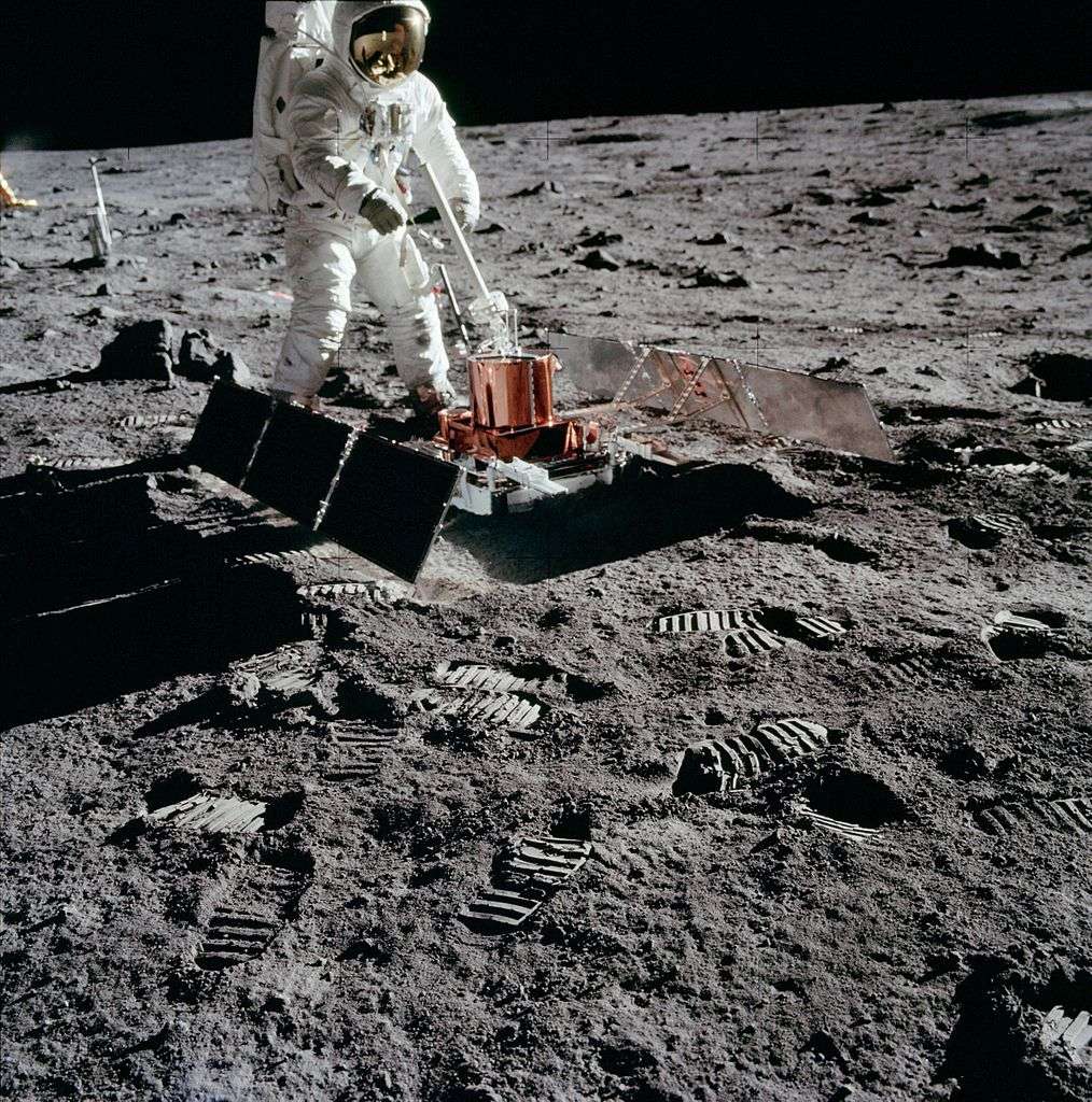 L’Apollo Lunar Surface Experiments Package (ALSEP) est un ensemble d'instruments scientifiques installé par les astronautes des six missions du programme Apollo à la surface de la Lune entre 1969 et 1972. La mission Apollo 11 en avait installé une version simplifiée, l’Early Apollo Scientific Experiments Package (EASEP), permettant d'étudier jusqu'à leur arrêt, en 1977, sismicité, vent solaire, température, composition de l'atmosphère et champ magnétique lunaire. On voit ici Buzz Aldrin installant le Passive Seismic Experiment Package. © Nasa