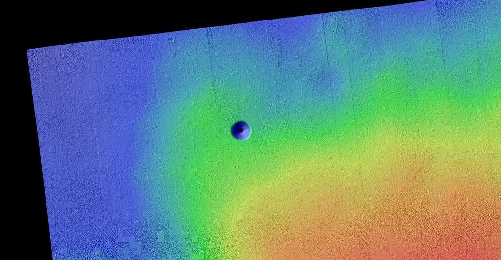 Sur Terre, les trous de lave ressemblent à celui présenté sur la photo du haut. Mais, sur Mars, le trou dans Pavonis Mons s’ouvre au sommet d’un cratère conique comme on le voit sur la photo du bas. © U.S. Geological Survey, Flickr, Domaine public et © USGS, Université de l’Arizona, JPL, Nasa