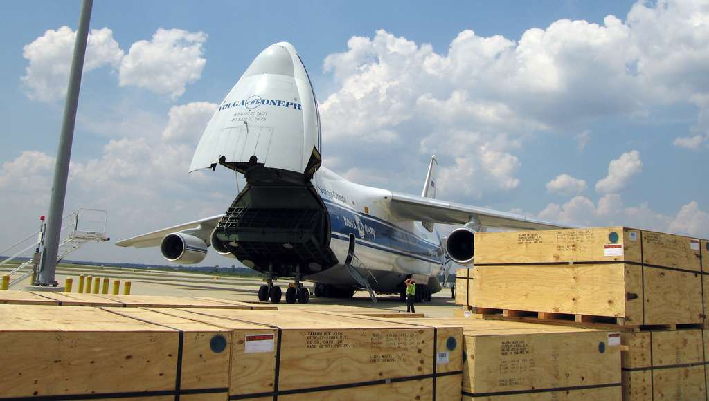 L’Antonov An-124 peut contenir des chargements de 43 mètres de long et 4,4 mètres de large. © M&R Glasgow, Flickr