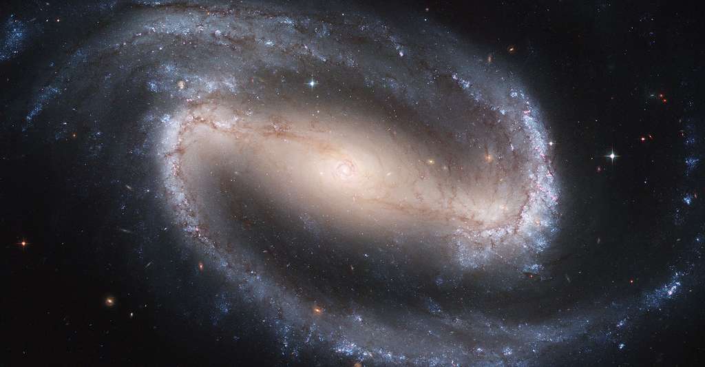 Peut-on reproduire l'apparition de la vie ? Ici, NGC 1300, une galaxie spirale barrée. Photo prise par le télescope spatial Hubble (HST). © NASA, ESA, and The Hubble Heritage Team STScI/AURA, DP