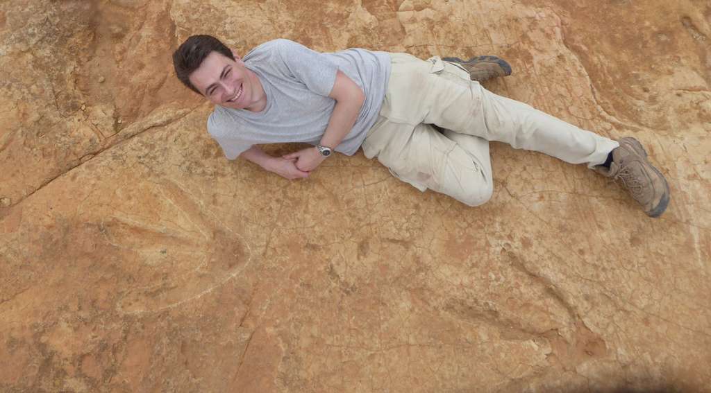 Le paléontologue français Fabien Knoll devant des empreintes de pas de Kayentapus ambrokholohali. © The University of Manchester