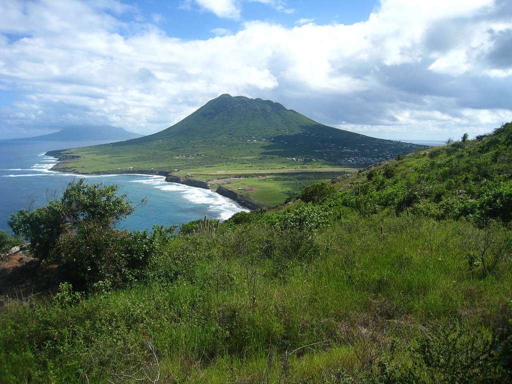 Le Quill est un stratovolcan formant la moitié méridionale de l'île de Statia. © Walter Hellebrand, Wikimedia commons, CC 3.0