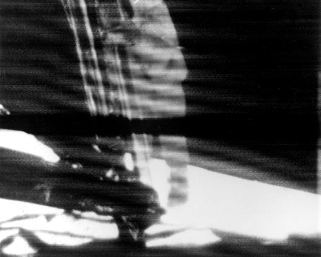 Neil Armstrong descend l’échelle du Lunar Module Neil Armstrong descend l’échelle du Lunar Module