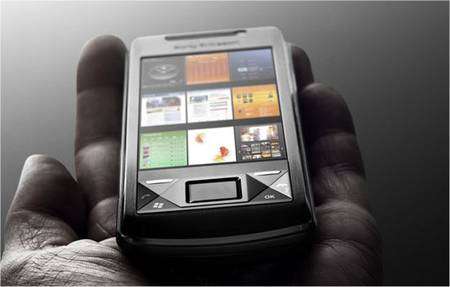Oui, il ressemble à l'iPhone. Mais il cache un clavier... et Windows. © Sony-Ericsson