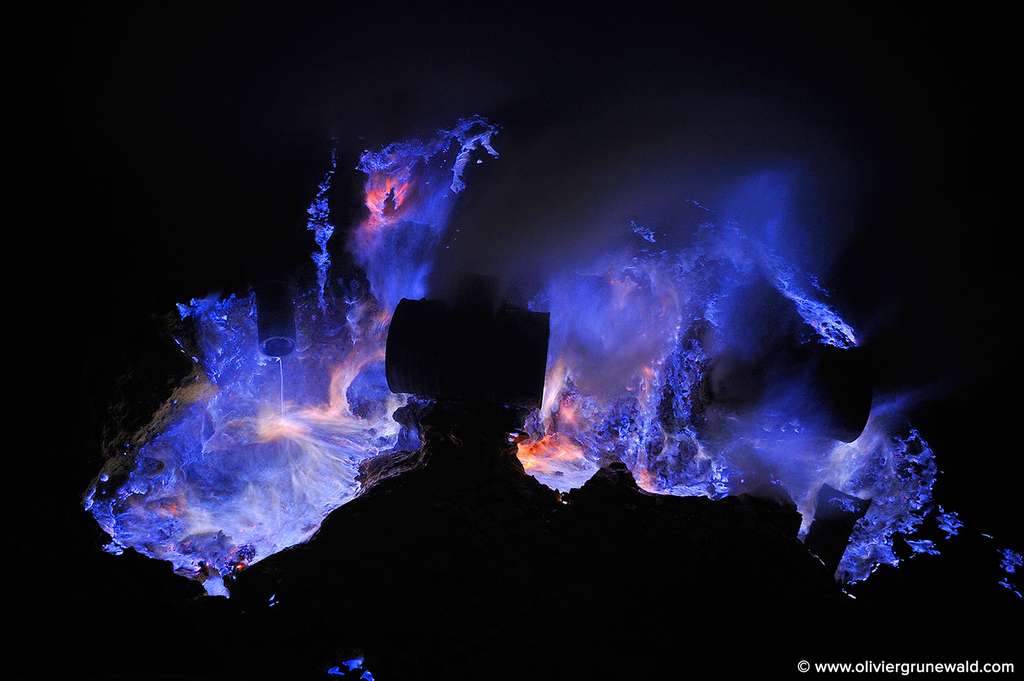 Inédit les étranges flammes bleues du volcan Kawah Ijen, en Indonésie — free download