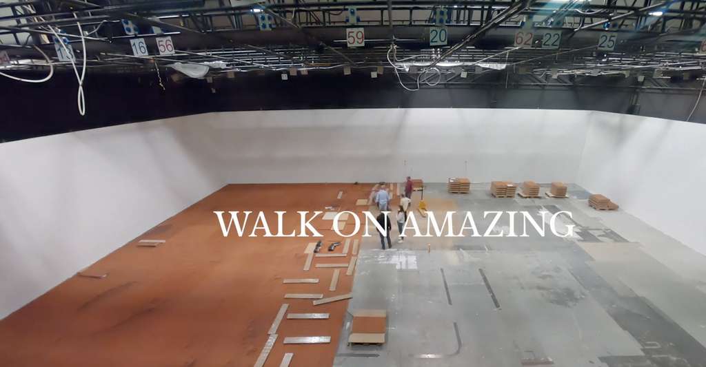 Les équipes d’Amorim Cork Flooring en train de construire un paysage martien. © Amorim Cork Flooring, Stream and Tough Guy, Capture Vimeo