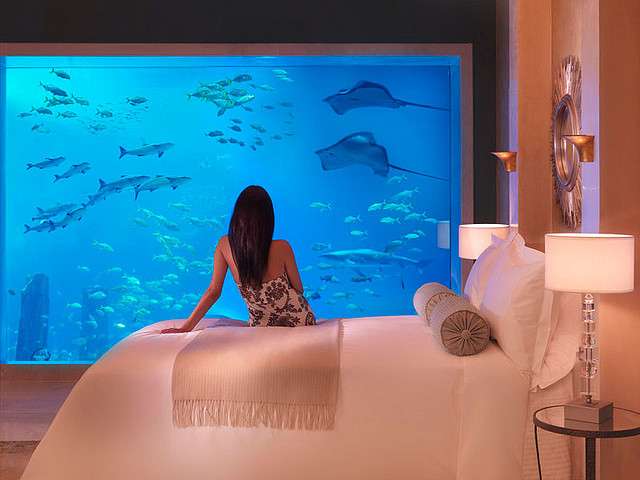 La suite Poséidon de l’hôtel Atlantis, à Dubaï, avec vue sous la mer La suite Poséidon de l’hôtel Atlantis, à Dubaï, avec vue sous la mer