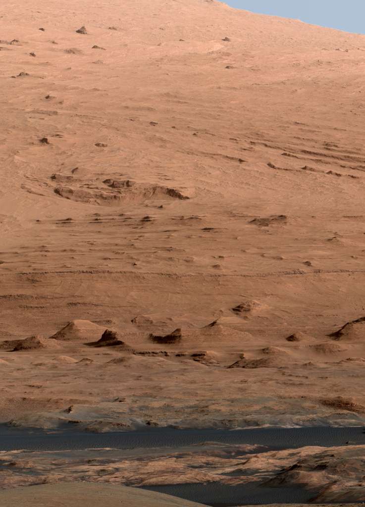 Mystérieuses dunes sombres sur la route de Curiosity, qui se dirige vers le pied du mont Sharp. © Nasa, JPL