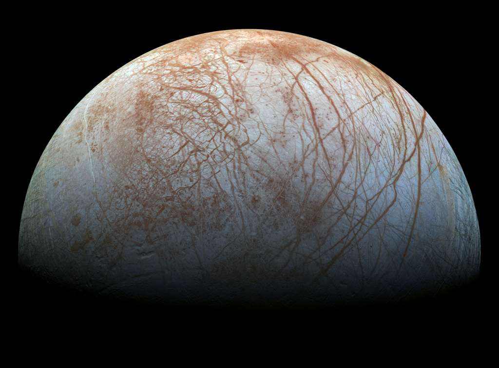 Europe, le satellite de Jupiter, est recouvert de glace, et pourrait abriter un océan liquide dans ses profondeurs. © Nasa, JPL-Caltech, Seti Institute