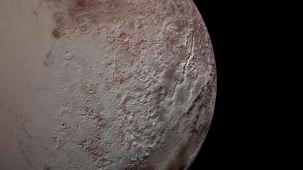 La surface accidentée de Pluton serait également hérissée de pénitents sculptés dans de la glace de méthane. On les observe ici sur cette image prise par la sonde New Horizons lors d’un survol de Pluton en 2015. © Nasa/JHUAPL/SwRI