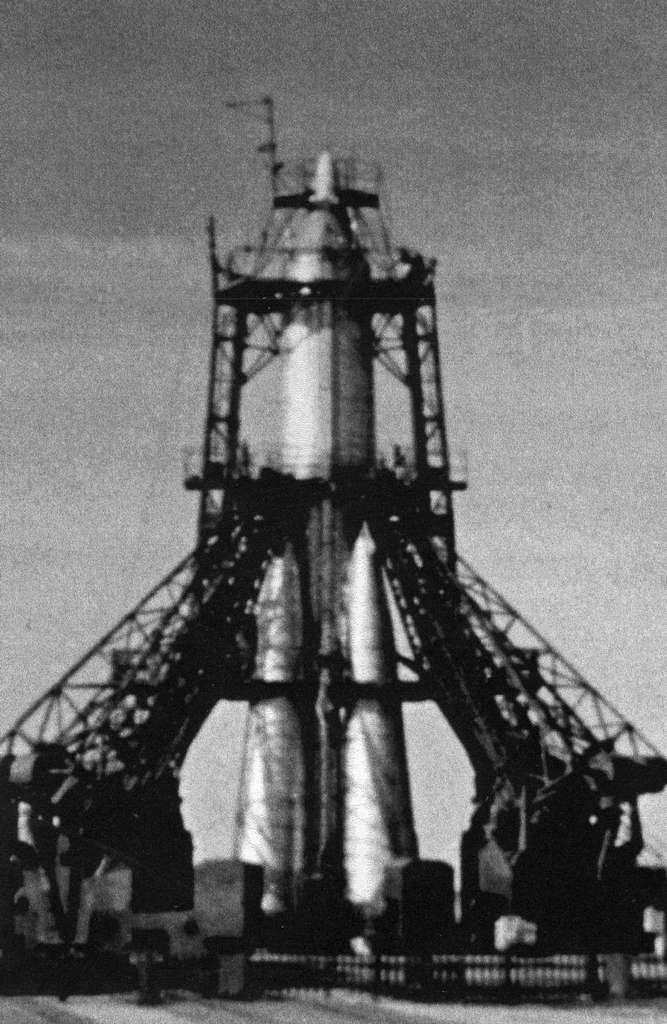 Au sommet du lanceur, ce 11 novembre 1957, le satellite Spoutnik 2 abrite le premier animal à avoir atteint l'espace : la chienne Laïka, dont le voyage sera sans retour. © Nasa