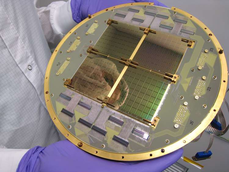Dans le plan focal du radiotélescope Bicep2, on a placé un réseau de 512 bolomètres supraconducteurs, conçus pour fonctionner à 0,25 K (0,25 °C au-dessus du zéro absolu) dans le but de réduire le bruit thermique dans les détecteurs. Ce réseau, que l'on voit ici, a été fabriqué au Jet Propulsion Laboratory de la Nasa. La même technologie est utilisée pour chasser les particules de matière noire, par exemple avec l'expérience CDMS. © Anthony Turner, JPL